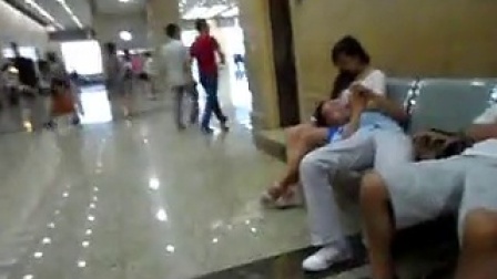 [拍客]男子横躺女友大腿 公共场所不雅