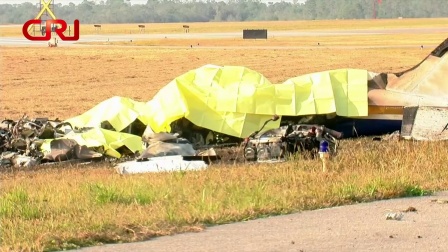 国际时政 美国佛罗里达州一小型飞机坠毁致5人丧生 171225