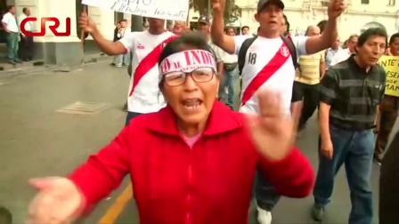 国际时政 秘鲁民众游行抗议赦免前总统藤森 171229