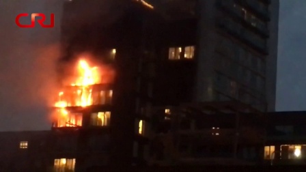国际时政 英国曼彻斯特一栋大楼发生大火 171231