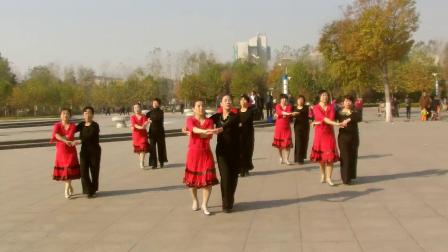 平四中三；由国家级国标舞规范交谊舞教师冯元新编导。