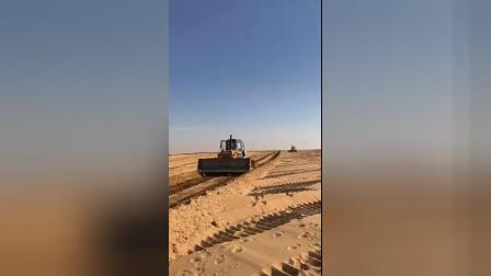重庆交通大学沙漠土壤化项目2017年3月开始，第一步内蒙阿拉善盟乌兰布和沙漠1.4万亩推平沙丘～～