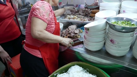 越南街头小吃-牛肉河粉 超多牛肉!