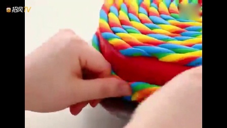超大个的彩虹棒棒糖蛋糕，这拿着吃应该会很拉风