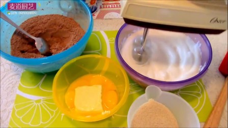 杯子蛋糕裱花-巧克力夹心奶油裱花纸杯蛋糕制作｜麦道厨艺