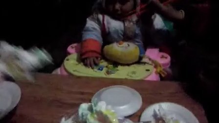 宝宝吃生日蛋糕