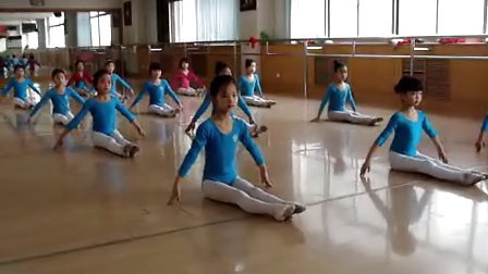 2012年珠珠在西安儿童活动中心舞蹈班基本功训练