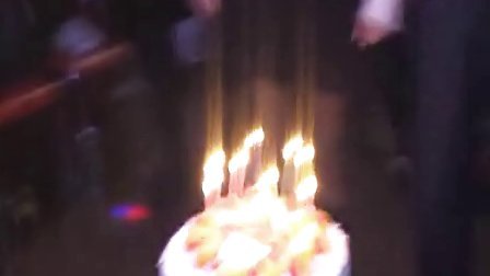生日蜡烛点燃的开心时刻