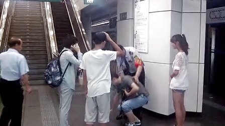 北京地铁一男子突然晕倒 地铁工作人员紧急救助