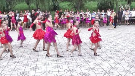 陕飞阳光拉丁舞培训中心2013年8月广场表演开场舞《恰恰恰》少儿1、2、3、4、5班全体学员