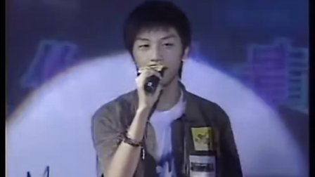 香港街头艺人彭梓嘉演唱《让一切随风》。高手