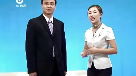 礼仪培训师杨俊杰  示范领带的系法