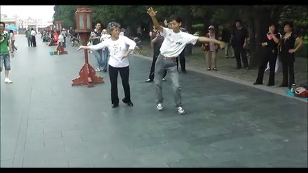 北京百荣水兵舞大舞台孙老师和舞友在天坛表演
