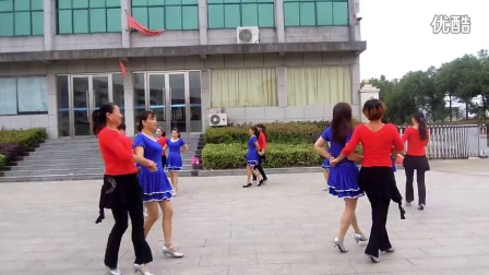 余江交警队文武广场双人舞啊拉妹子下扬州2014年9月21日摄影