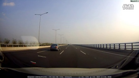 行车记录仪记录下沿江高速飙车视频