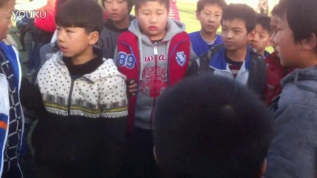 曲周县实验小学四年级课间踢足球分组