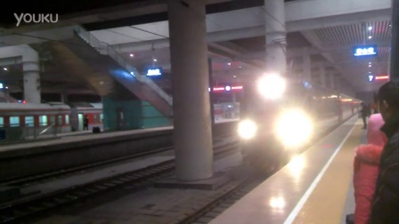 HXD3C牵引2602次列车唐山站叁站台停车