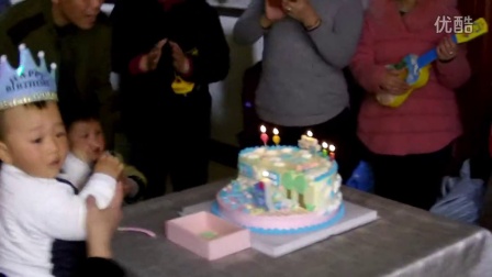 薛邹锦致1周岁生日，吹蛋糕