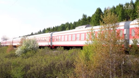 K497次列车通过乌鲁布铁道口