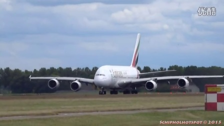 南航A380与阿联酋航空A380史基浦起飞
