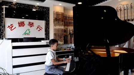 2015年8月赴比赛的艺娜琴行艺术培训中心钢琴学员梁钰鹏弹奏随拍