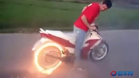 真正的烧胎 摩托车变成风火轮
