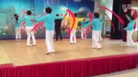 2015年12月31日，溧水区老年大学柔力球班学员，在老年大学庆祝元旦联欢活动上，表演柔力球长绸舞《小苹果》。
