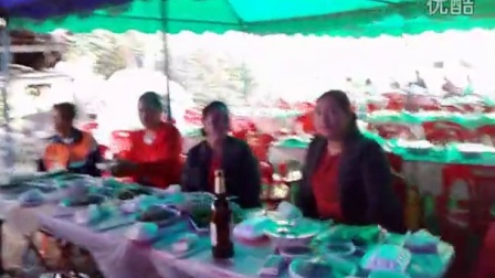 老挝人结婚现场 准备吃饭