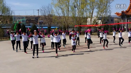 王和小学少年宫舞蹈队参加中心校组织的运动会开场舞演出