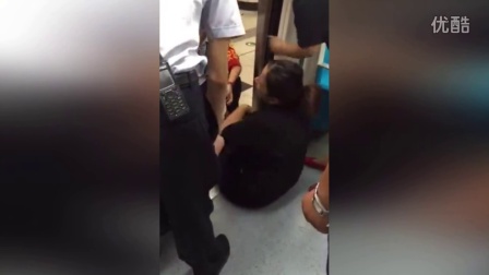 实拍：北京地铁一“孕妇”因无人让座堵地铁门