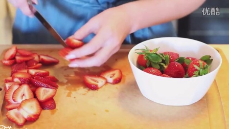 如何做出草莓果冻慕斯蛋糕（蛋糕甜点教程）