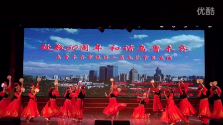 米东区《红星艺术团》表演《古扎丽古丽》尔族舞蹈。摄影：金鑫。