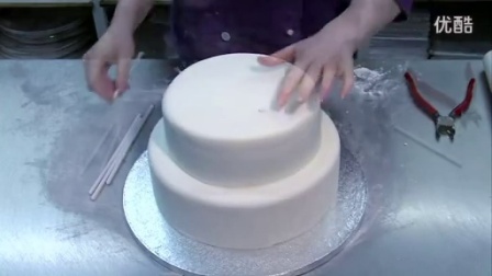 创意翻糖蛋糕 简单漂亮的三层婚礼蛋糕制作教程_标清