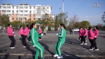 内蒙古鄂尔多斯市鄂托克旗棋盘井镇西苑家园正能量健身队一路歌唱步子舞