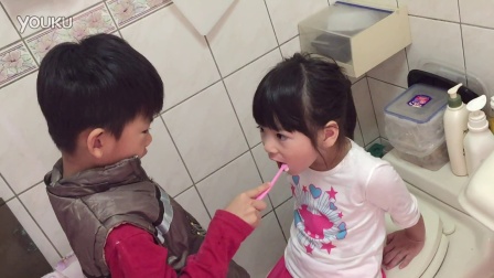 妹妹撒個嬌，哥哥就心甘情願的來幫妹妹刷牙了～2016.11.26