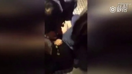 男女嬉戏耍闹 男子饭店惨遭多名女同事扒光_标清