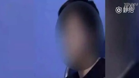 男子在上海地铁肆意乱发小广告 触及乘客敏感部位_标清