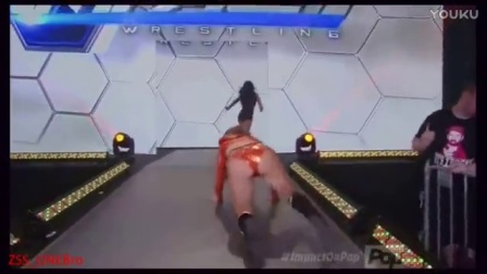 tna TNA女选手为冠军腰带拼了 垃圾桶 藤条 把人装小车撞向角柱