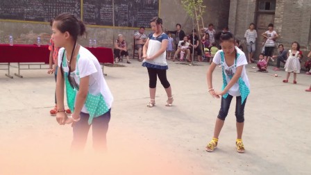 陈范村学校2012年六一五年级日不落舞蹈
