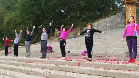 桂林市秀峰区西山瑜伽文艺队春游在柳州三江县的丹州水中古城进行瑜伽晨练。