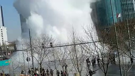 北京四道口东地热管爆裂 现场浓烟达数十米