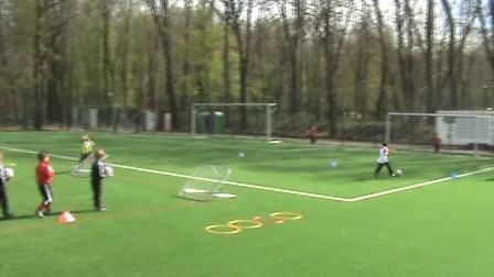德国7岁足球训练课--停球射门1