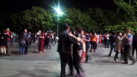 宁波市镇海区三江购物广场2017年4月28日舞友跳舞。