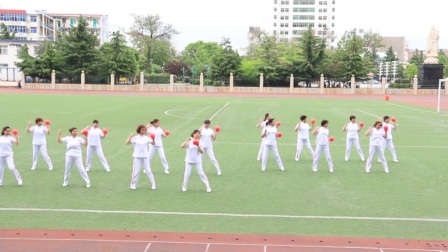 芮城老体协晨光健身队表演《按摩球韵律操》