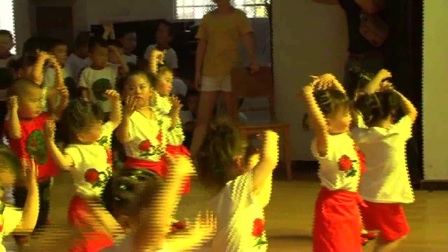 武汉市蔡甸区百灵幼儿园2017六一汇演 小班舞蹈《快乐小猪》