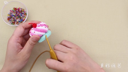 多彩线艺钩针教程手工蛋糕挂件的钩织方法
