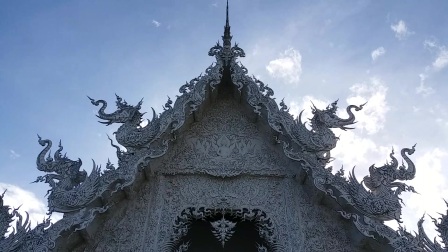 置身泰国白庙, 恍如人在天堂或地狱。白云般的庙宇漂浮于天地之间。