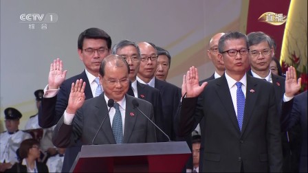香港特别行政区行政长官林郑月娥带领香港主要官员上台宣誓 170701