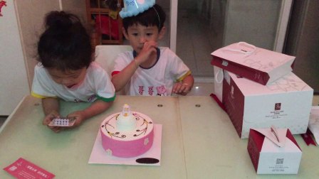 2017.6.30乌的生日，乌把蛋糕店送的男孩子的生日帽直接给施麦尔戴上了