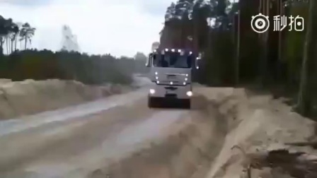 神车上路神掉头, 这个姿势我给满分!